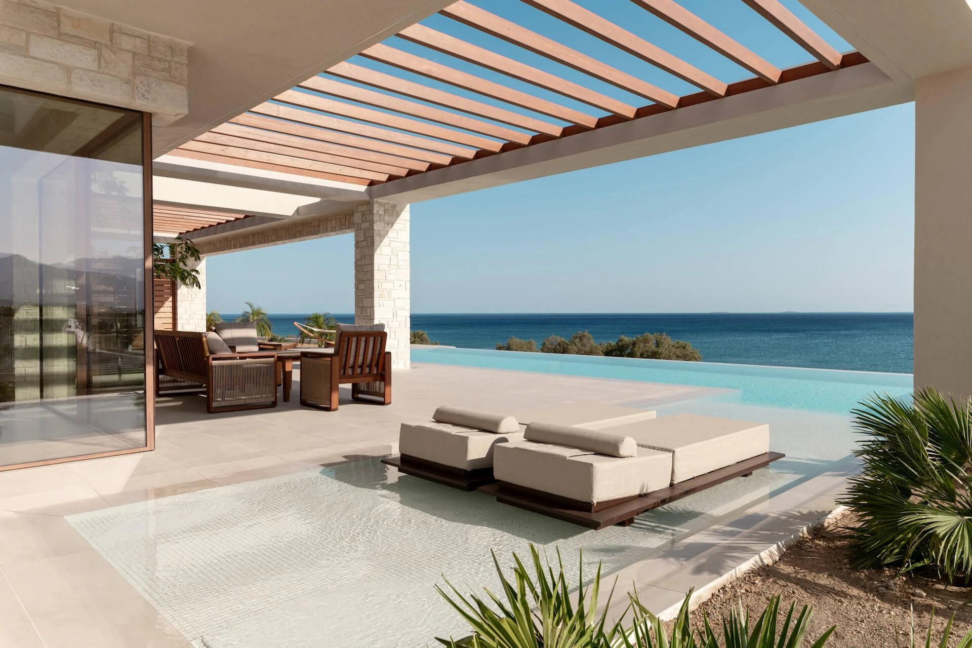 Terraza mediterránea soleada y piscina infinita